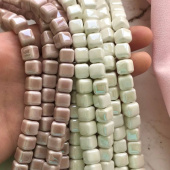 Бусина керамическая "Куб" 8 мм, бежевый/белый