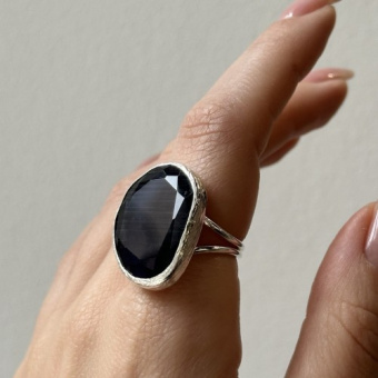 Кольцо с ювелирным стеклом "Темно-фиолетовый", посеребрение