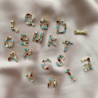 Буква с цветными цирконами, позолота 24К