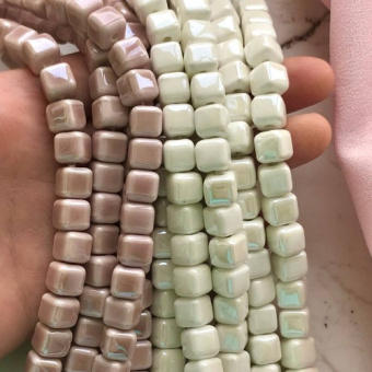 Бусина керамическая "Куб" 8 мм, бежевый/белый