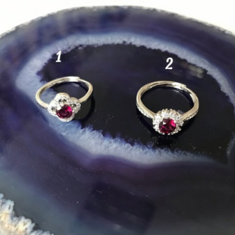 Кольцо серебряное с гранатом и циркониями